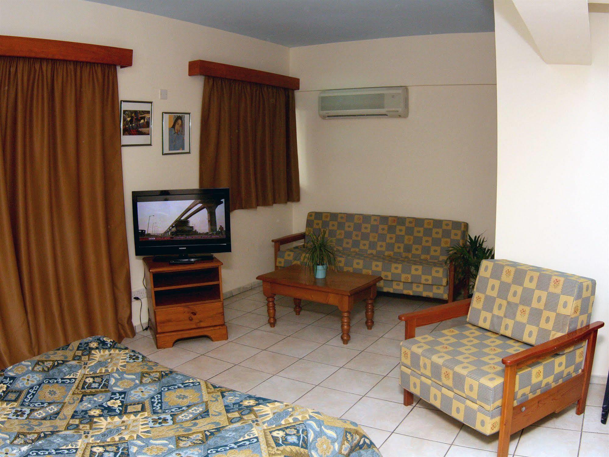 Palm Sea Beach Hotel Apartments Larnaca Extérieur photo