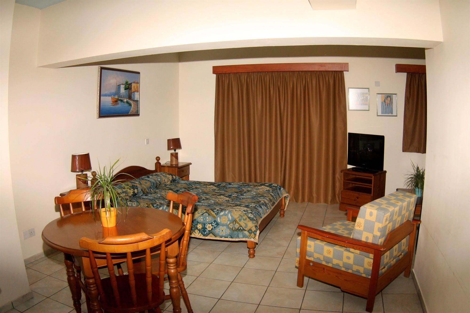 Palm Sea Beach Hotel Apartments Larnaca Extérieur photo