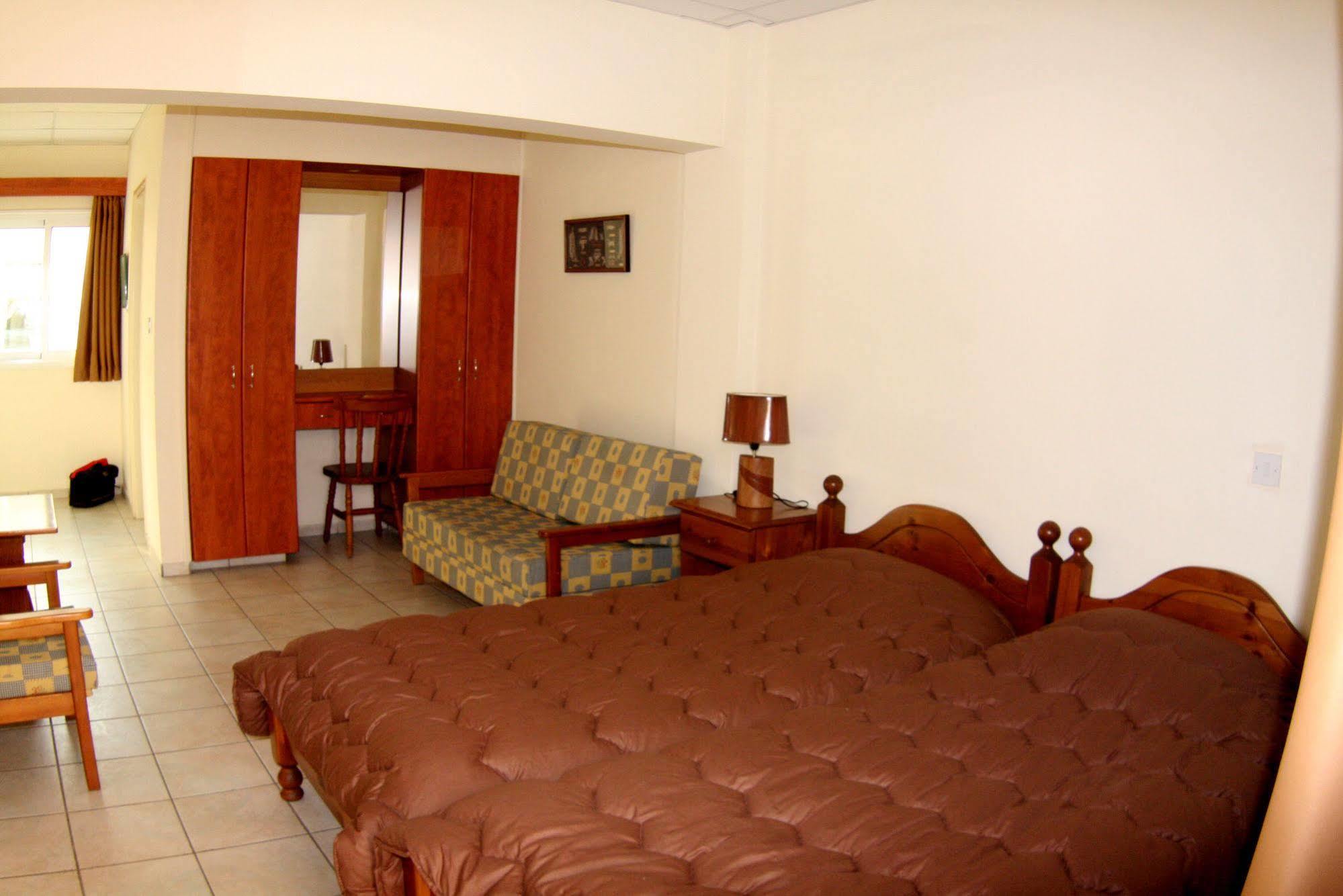 Palm Sea Beach Hotel Apartments Larnaca Extérieur photo
